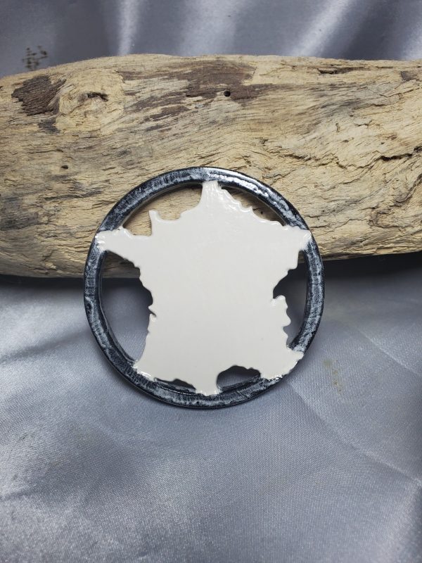 Sous-verres en céramique artisanaux représentant la carte de France, élégants et uniques, parfaits pour une décoration raffinée et pratique.