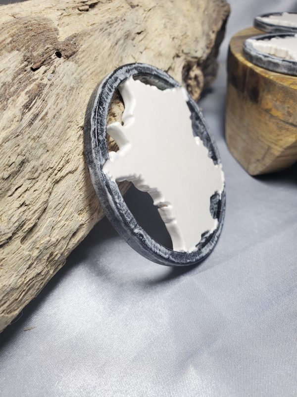 Sous-verres en céramique artisanaux représentant la carte de France, élégants et uniques, parfaits pour une décoration raffinée et pratique.
