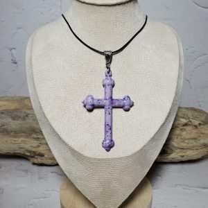 Pendentif artisanal en céramique en forme de croix, conçu avec élégance et soin, symbole de spiritualité et de raffinement.