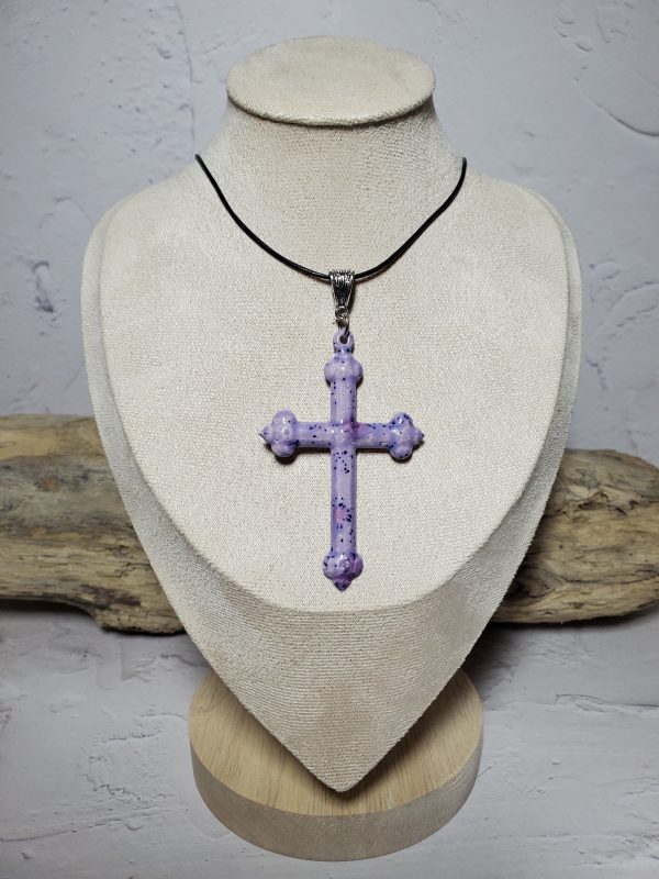 Pendentif artisanal en céramique en forme de croix, conçu avec élégance et soin, symbole de spiritualité et de raffinement.