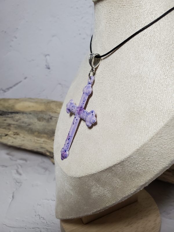 Pendentif artisanal en céramique en forme de croix, conçu avec élégance et soin, symbole de spiritualité et de raffinement.
