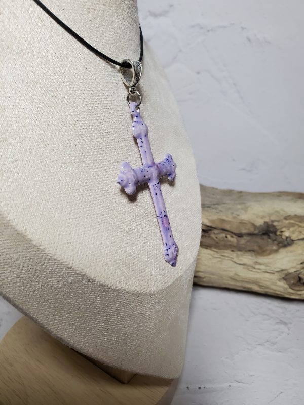 Pendentif artisanal en céramique en forme de croix, conçu avec élégance et soin, symbole de spiritualité et de raffinement.