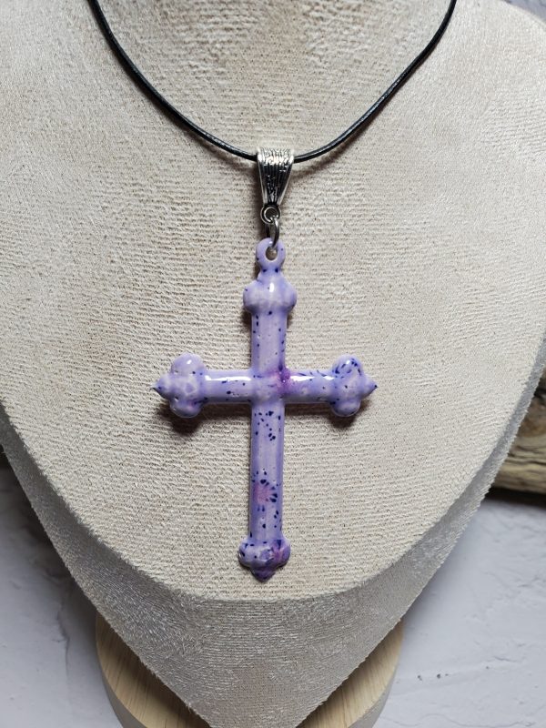 Pendentif artisanal en céramique en forme de croix, conçu avec élégance et soin, symbole de spiritualité et de raffinement.