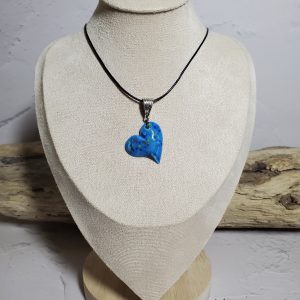 Pendentif en céramique en forme de cœur, conçu avec élégance et soin, parfait pour exprimer amour et raffinement.