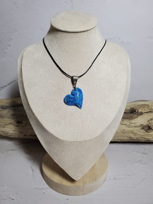 Pendentif en céramique en forme de cœur, conçu avec élégance et soin, parfait pour exprimer amour et raffinement.