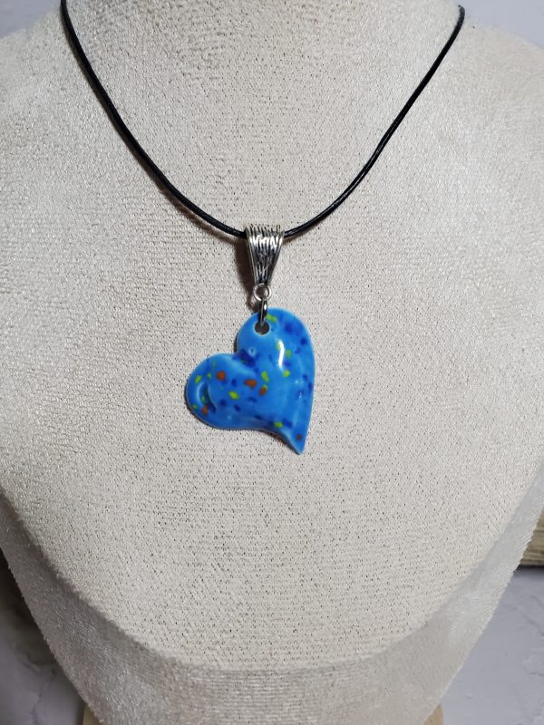 Pendentif en céramique en forme de cœur, conçu avec élégance et soin, parfait pour exprimer amour et raffinement.