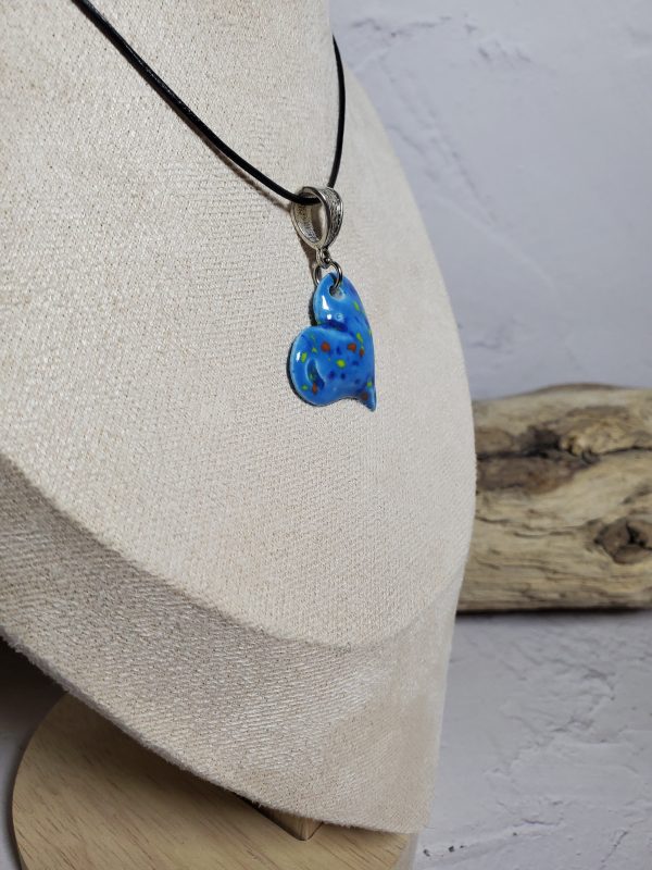 Pendentif en céramique en forme de cœur, conçu avec élégance et soin, parfait pour exprimer amour et raffinement.