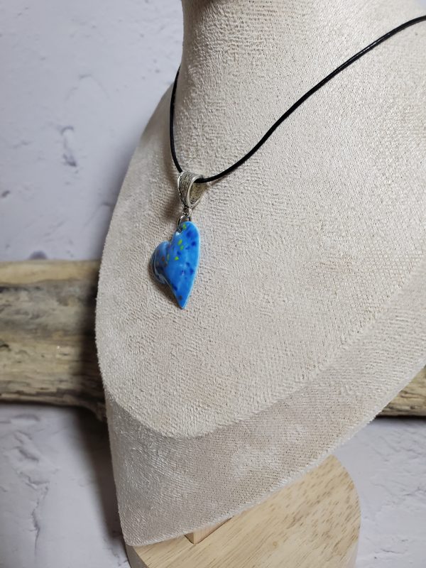 Pendentif en céramique en forme de cœur, conçu avec élégance et soin, parfait pour exprimer amour et raffinement.