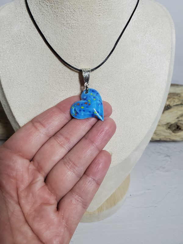 Pendentif en céramique en forme de cœur, conçu avec élégance et soin, parfait pour exprimer amour et raffinement.