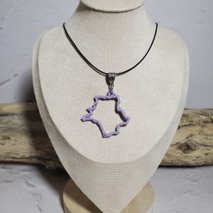 Pendentif artisanal en céramique représentant la carte de France, bijou unique et élégant, parfait pour les amoureux de l'artisanat français.