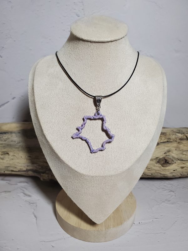 Pendentif artisanal en céramique représentant la carte de France, bijou unique et élégant, parfait pour les amoureux de l'artisanat français.