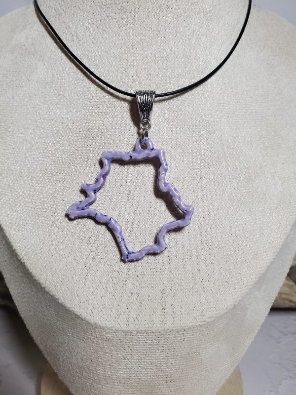 Pendentif artisanal en céramique représentant la carte de France, bijou unique et élégant, parfait pour les amoureux de l'artisanat français.