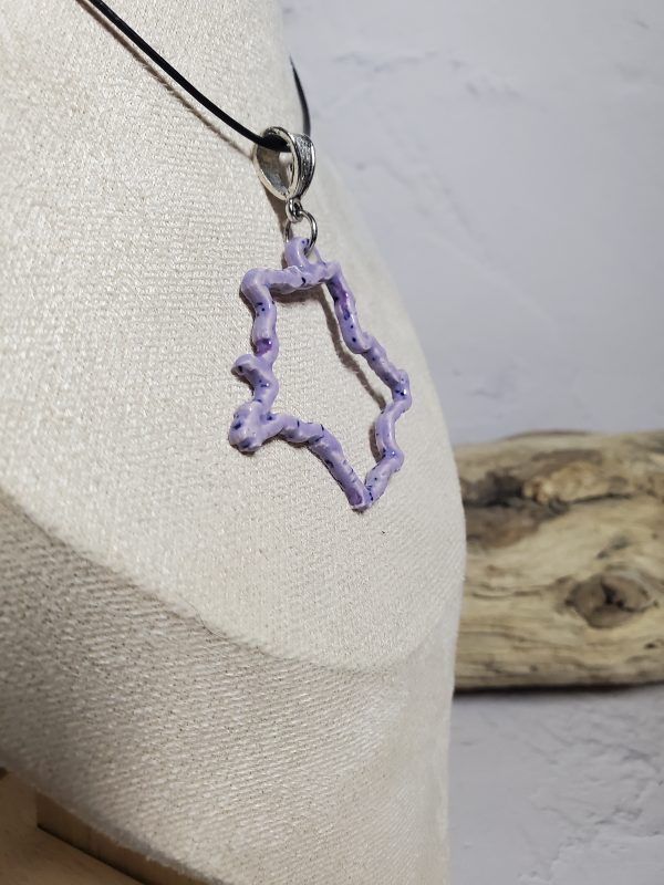Pendentif artisanal en céramique représentant la carte de France, bijou unique et élégant, parfait pour les amoureux de l'artisanat français.