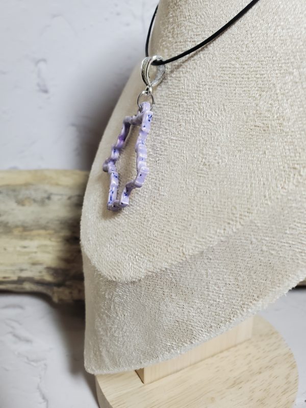 Pendentif artisanal en céramique représentant la carte de France, bijou unique et élégant, parfait pour les amoureux de l'artisanat français.