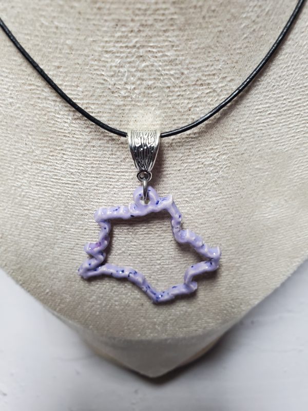 Pendentif artisanal en céramique représentant la carte de France, bijou unique et élégant, parfait pour les amoureux de l'artisanat français.