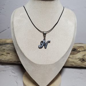 Pendentif lettre N en céramique - Élégance personnalisée et artisanale.