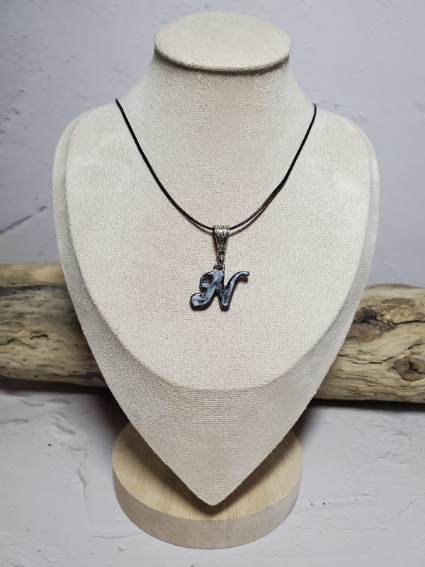 Pendentif lettre N en céramique - Élégance personnalisée et artisanale.