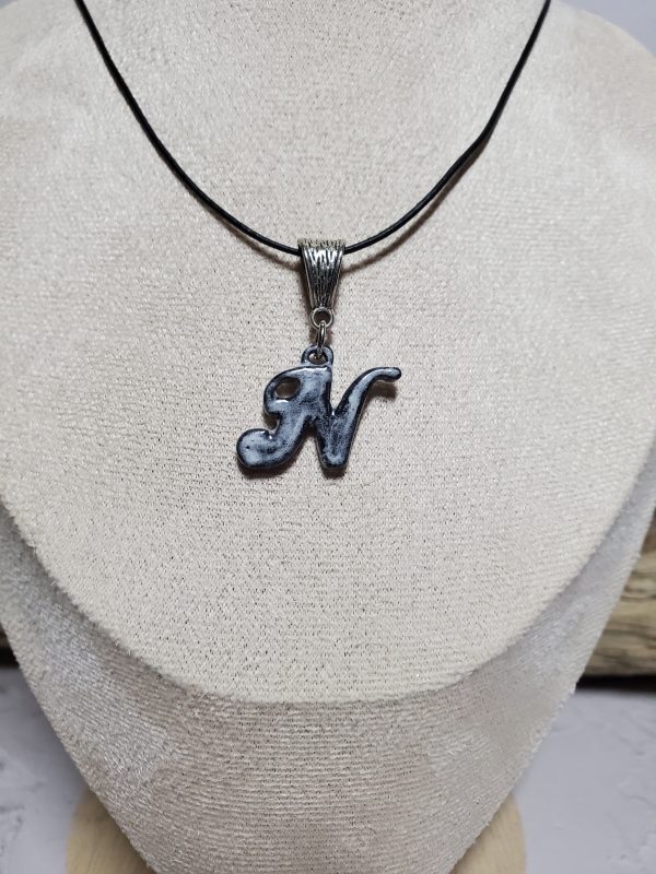 Pendentif lettre N en céramique - Élégance personnalisée et artisanale.