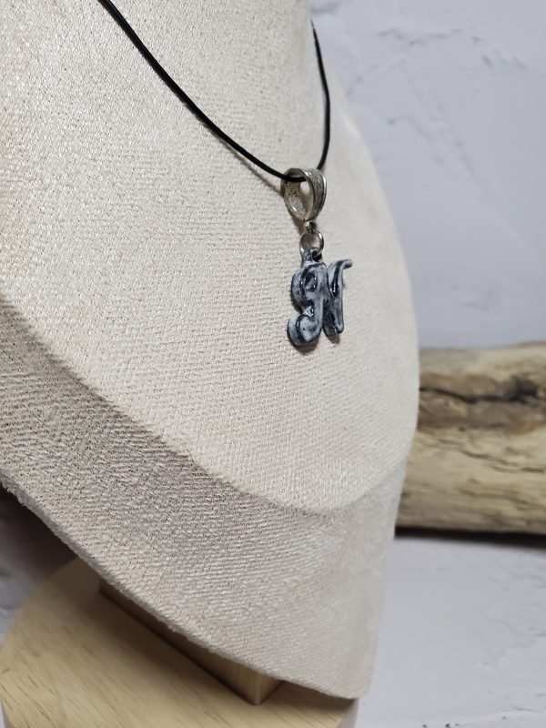 Pendentif lettre N en céramique - Élégance personnalisée et artisanale.