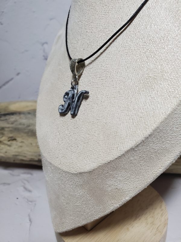 Pendentif lettre N en céramique - Élégance personnalisée et artisanale.