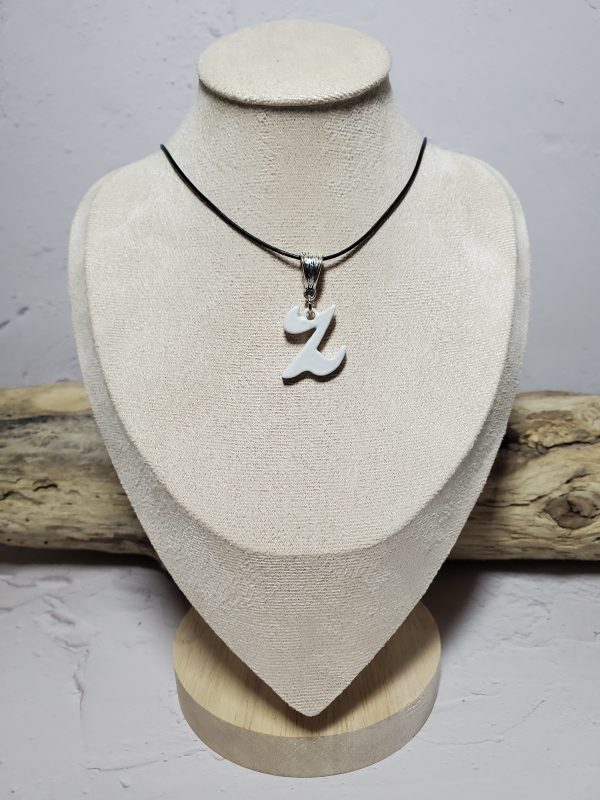 Pendentif artisanal en céramique représentant la lettre Z - Bijou élégant et unique