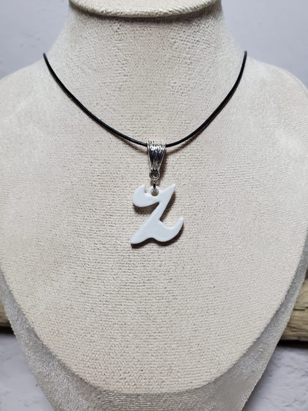 Pendentif artisanal en céramique représentant la lettre Z - Bijou élégant et unique