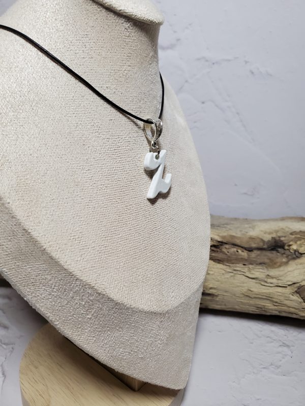 Pendentif artisanal en céramique représentant la lettre Z - Bijou élégant et unique