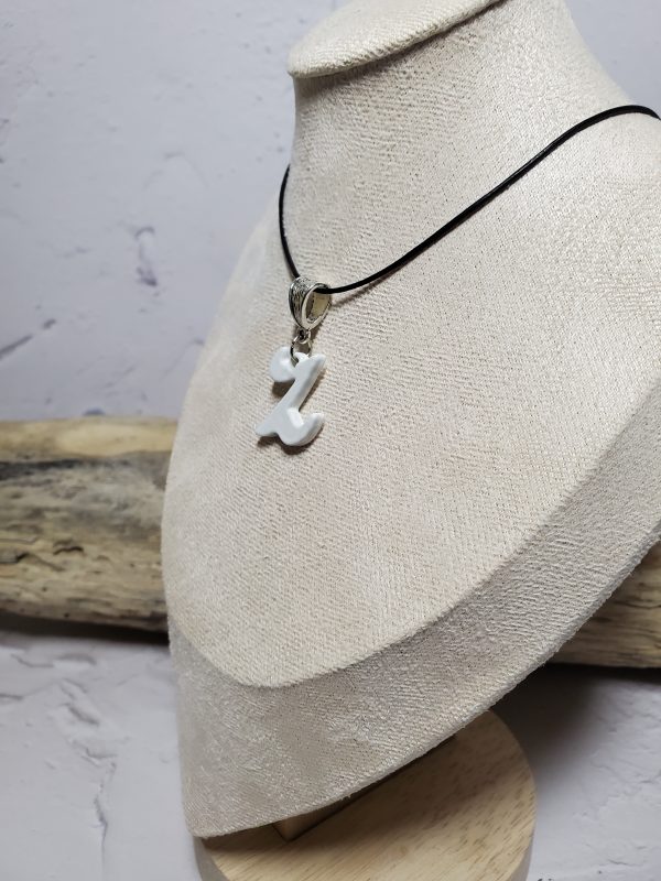 Pendentif artisanal en céramique représentant la lettre Z - Bijou élégant et unique