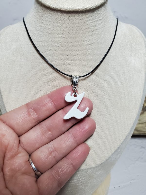 Pendentif artisanal en céramique représentant la lettre Z - Bijou élégant et unique