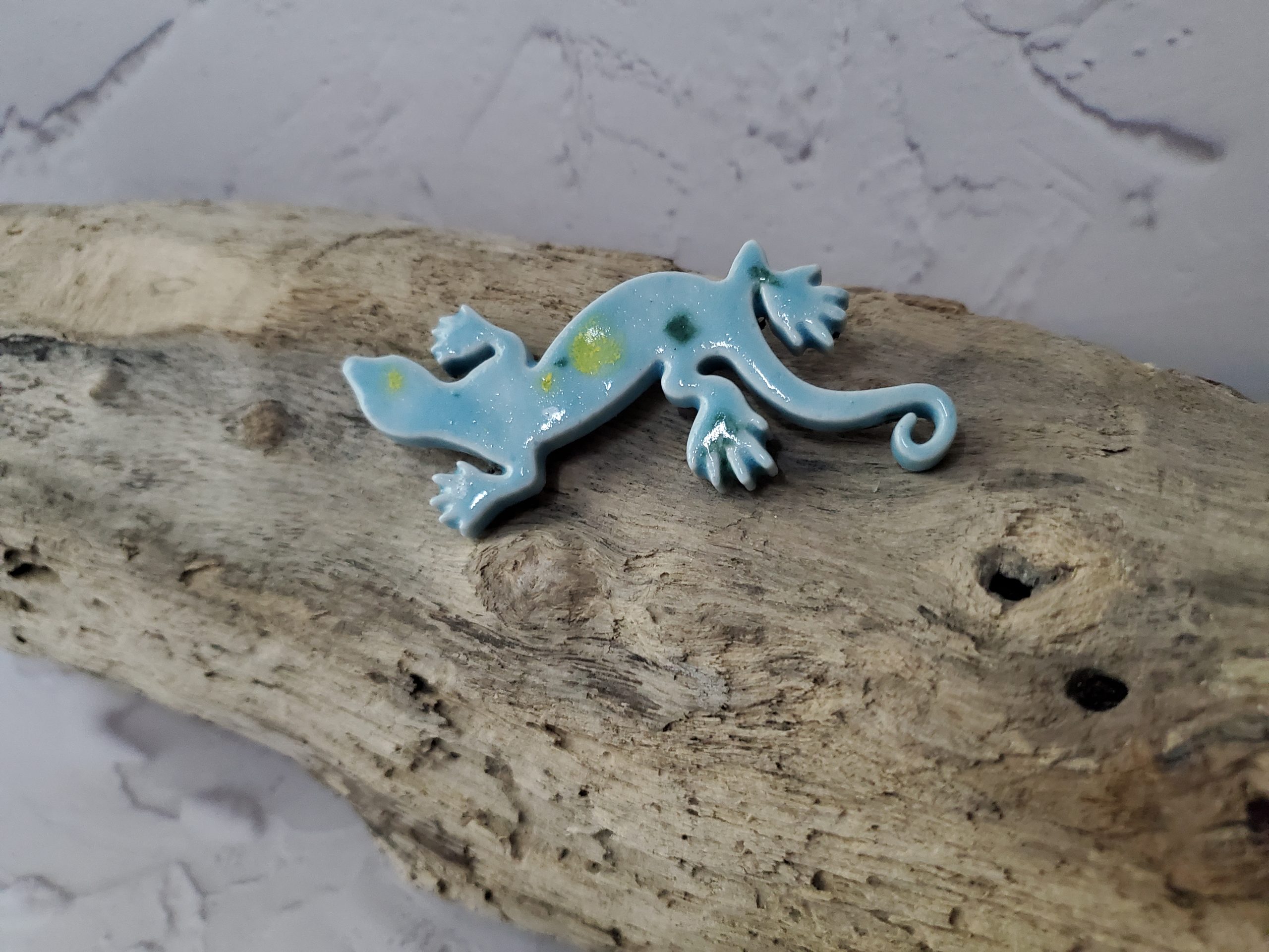 Aimant décoratif en céramique en forme de salamandre, parfait pour ajouter une touche artisanale et originale à votre intérieur.