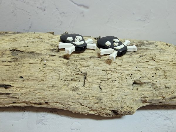 Bijou d'oreilles en céramique représentant des têtes de mort, accessoire de mode original