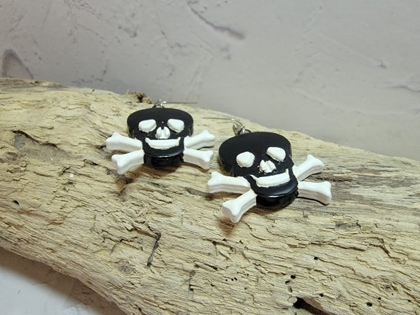 Bijou d'oreilles en céramique représentant des têtes de mort, accessoire de mode original