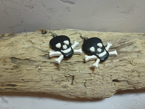 Bijou d'oreilles en céramique représentant des têtes de mort, accessoire de mode original