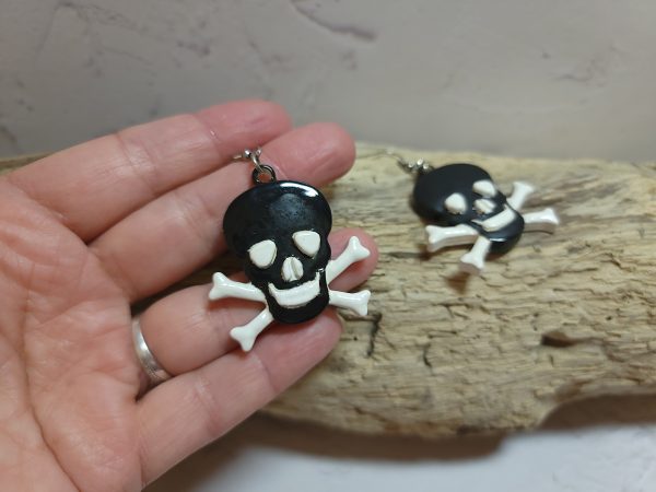 Bijou d'oreilles en céramique représentant des têtes de mort, accessoire de mode original