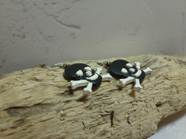 Bijou d'oreilles en céramique représentant des têtes de mort, accessoire de mode original
