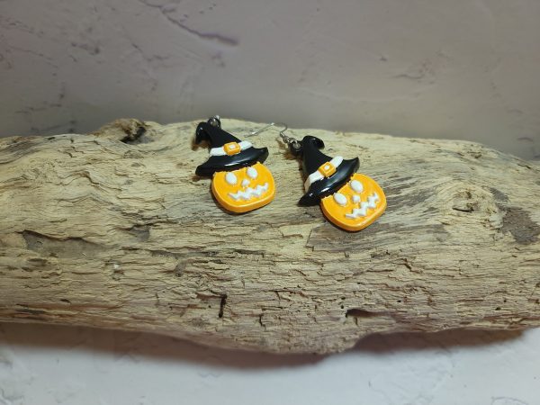 Boucles d'oreilles artisanales citrouille en céramique, accessoire idéal pour Halloween et l'automne.