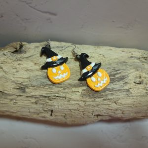 Boucles d'oreilles artisanales citrouille en céramique, accessoire idéal pour Halloween et l'automne.