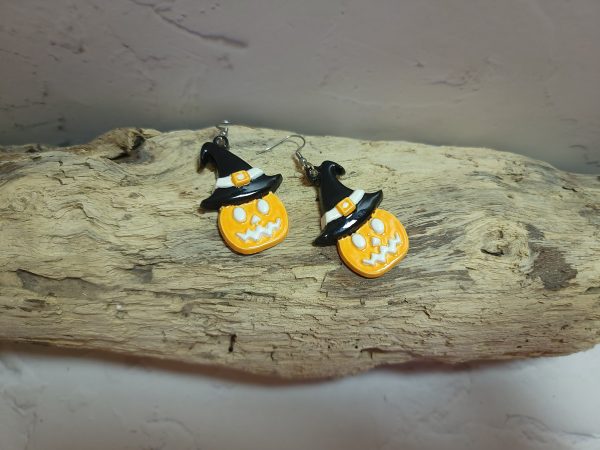 Boucles d'oreilles artisanales citrouille en céramique, accessoire idéal pour Halloween et l'automne.
