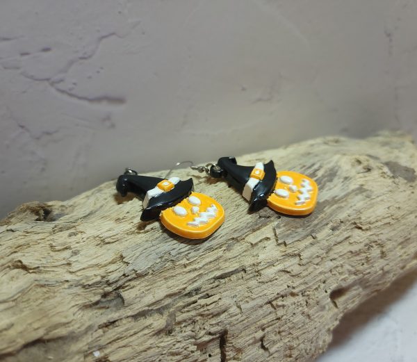 Boucles d'oreilles artisanales citrouille en céramique, accessoire idéal pour Halloween et l'automne.