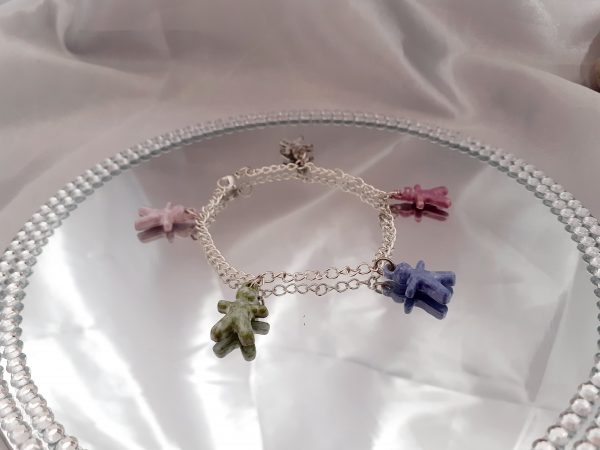 Bracelet artisanal avec figurines en céramique en forme de petits bonhommes, idéal pour un style original et ludique.