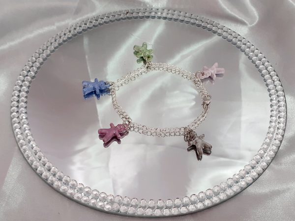 Bracelet artisanal avec figurines en céramique en forme de petits bonhommes, idéal pour un style original et ludique.