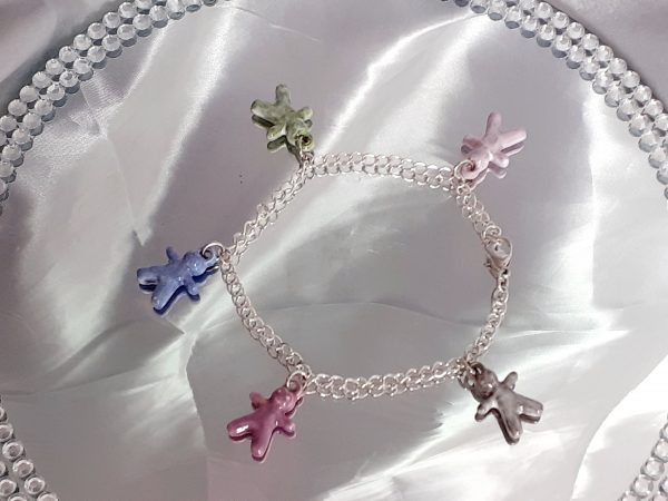 Bracelet artisanal avec figurines en céramique en forme de petits bonhommes, idéal pour un style original et ludique.