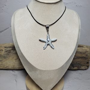 Pendentif en céramique en forme d'étoile de mer, fait main, élégant et unique, parfait pour offrir ou compléter une tenue estivale. Disponible sur Only Ceramic Creation.