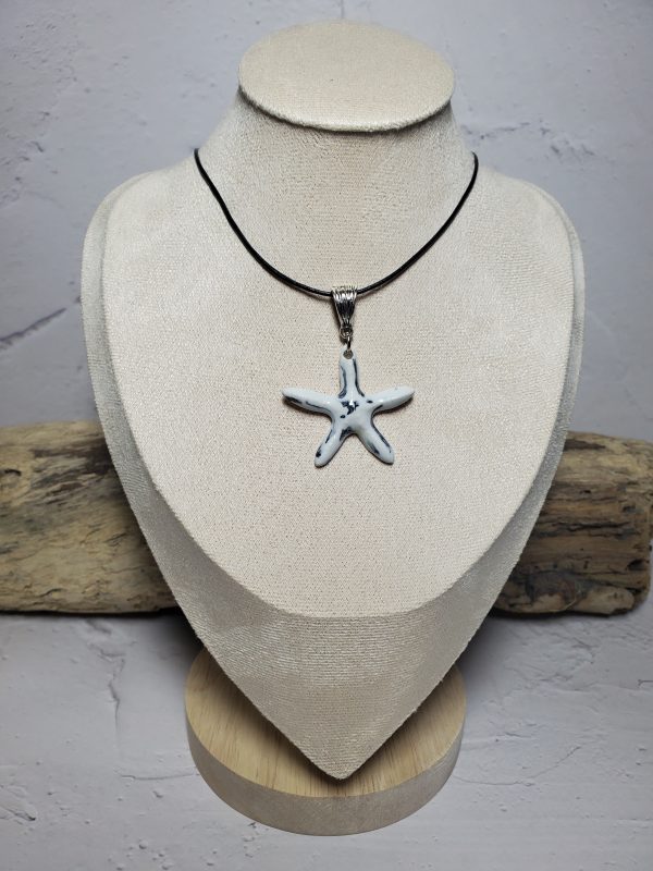 Pendentif en céramique en forme d'étoile de mer, fait main, élégant et unique, parfait pour offrir ou compléter une tenue estivale. Disponible sur Only Ceramic Creation.