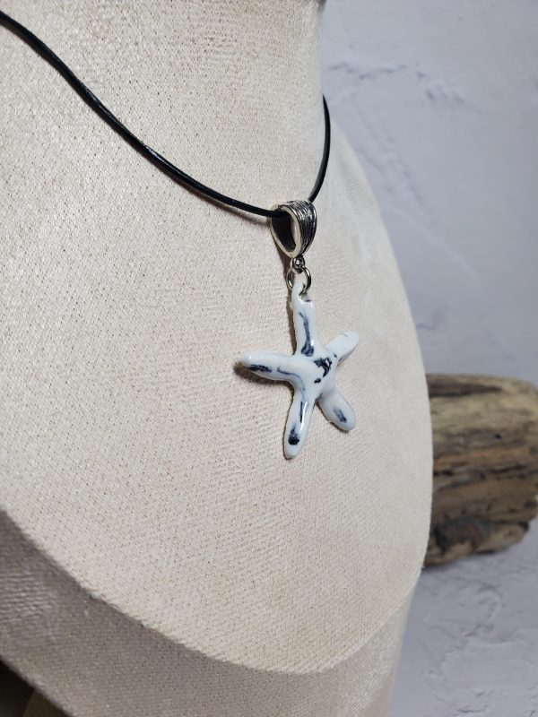 Pendentif en céramique en forme d'étoile de mer, fait main, élégant et unique, parfait pour offrir ou compléter une tenue estivale. Disponible sur Only Ceramic Creation.