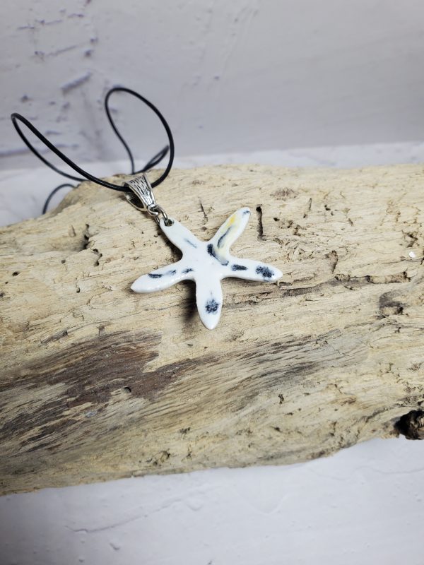 Pendentif en céramique en forme d'étoile de mer, fait main, élégant et unique, parfait pour offrir ou compléter une tenue estivale. Disponible sur Only Ceramic Creation.