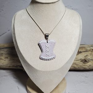 Pendentif élégant en céramique, conçu en forme de corset, avec des détails raffinés et une finition lisse, idéal pour ajouter une touche sophistiquée et unique à votre style.