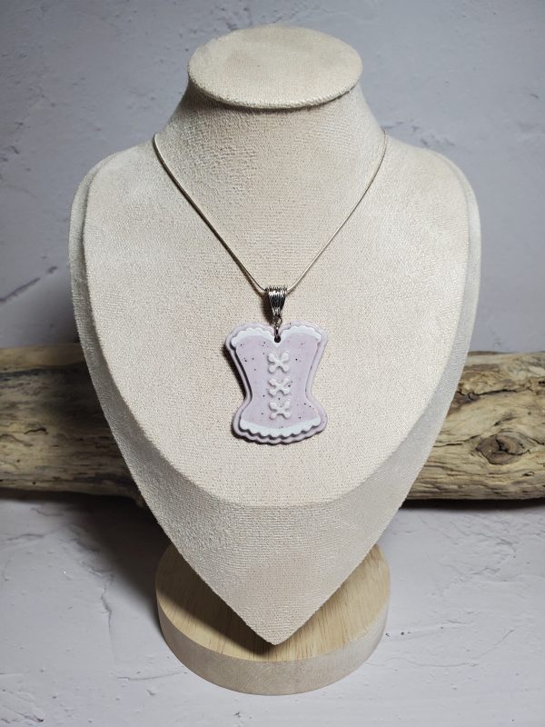 Pendentif élégant en céramique, conçu en forme de corset, avec des détails raffinés et une finition lisse, idéal pour ajouter une touche sophistiquée et unique à votre style.