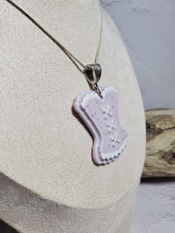 Pendentif élégant en céramique, conçu en forme de corset, avec des détails raffinés et une finition lisse, idéal pour ajouter une touche sophistiquée et unique à votre style.