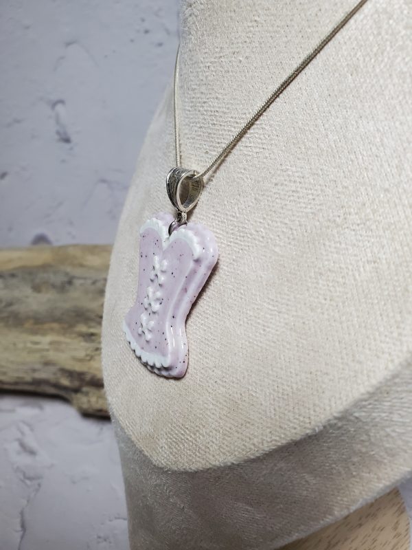 Pendentif élégant en céramique, conçu en forme de corset, avec des détails raffinés et une finition lisse, idéal pour ajouter une touche sophistiquée et unique à votre style.